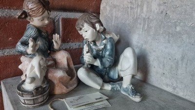 Zwei Figuren von  A. Santini