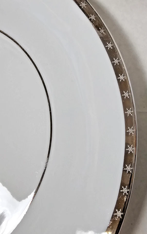 Juego de 5 platos de cena First Frost tradicional Holiday Target copo de nieve dorado Foto 4 de 4