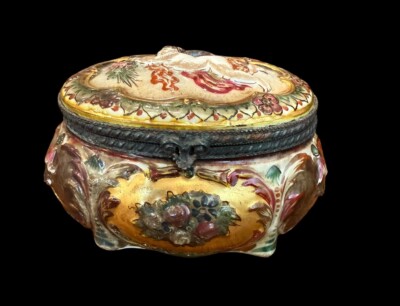19th Century Capodimonte Porcelain Pill Snuff Dresser Box Cherub