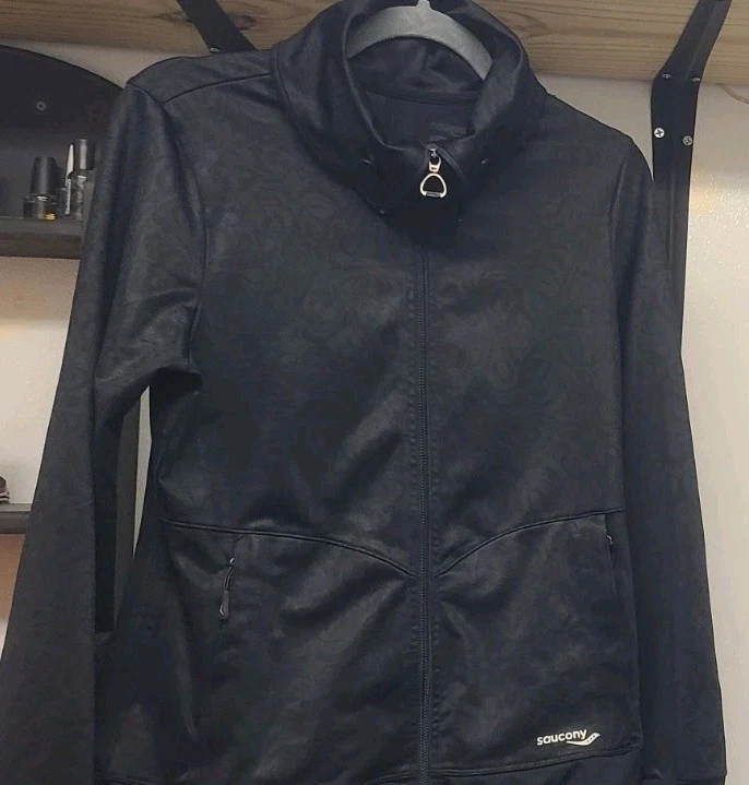 Chaqueta para correr Saucony para mujer talla mediana negra ligera manga larga con cremallera Foto 2 de 4