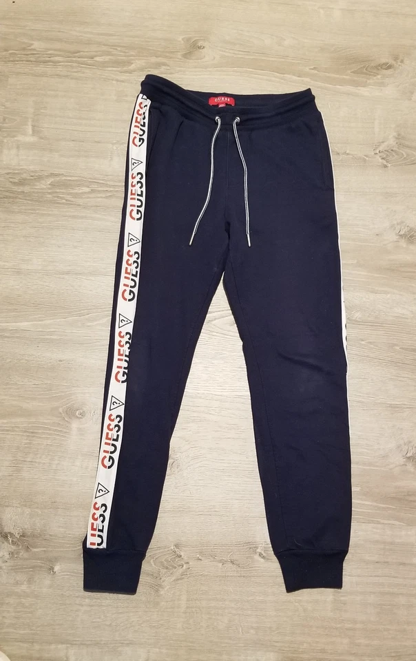 Pantalones deportivos Guess para hombre azul marino a rayas blancas azules rojas con logotipo talla pequeña Foto 2 de 4