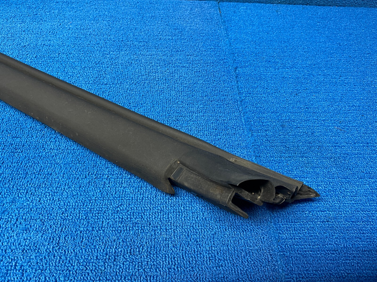2007-2010 BENTLEY CONTINENTAL GTC FRONT RIGHT A PILLAR WEATHER STRIP GASKET OEM