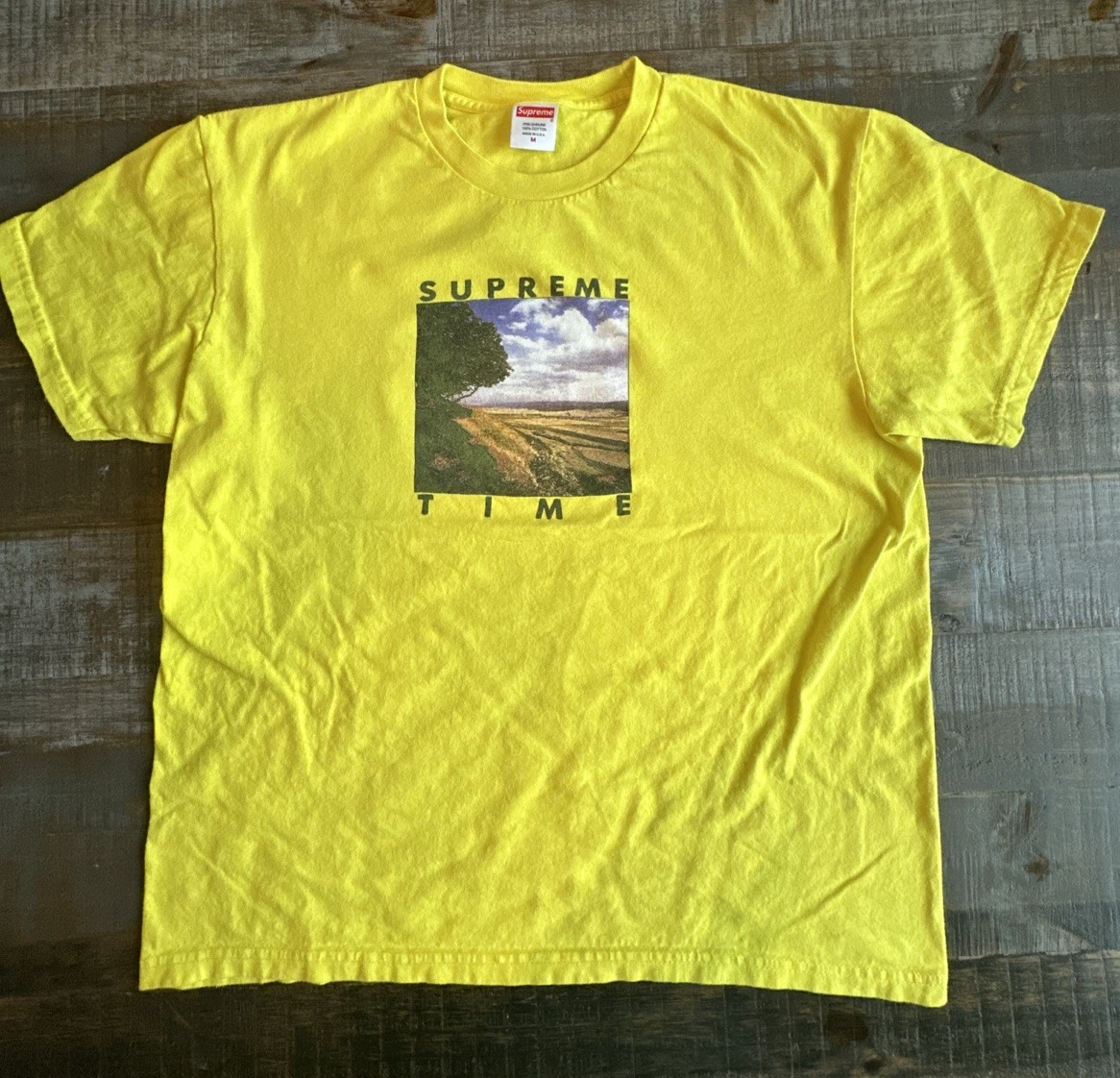 Tee shirt graphique jaune Supreme Time taille Med (SS20) avec un autocollant Supreme
