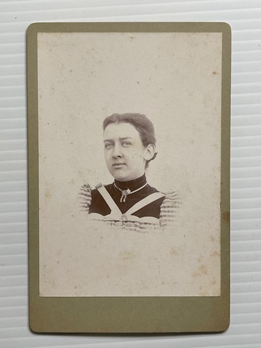 Antik 1880er - Kabinettkarte Foto einer Dame in viktorianischer Kleidung und Schmuck