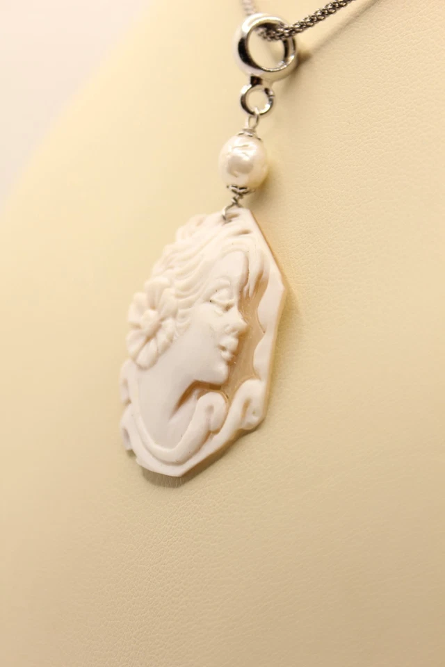 CAMMEO CIONDOLO ARGENTO PROFILO DI DONNA SARDONIC NATURALE MM 27X32 PERLA MM 6 - Immagine 3 di 4