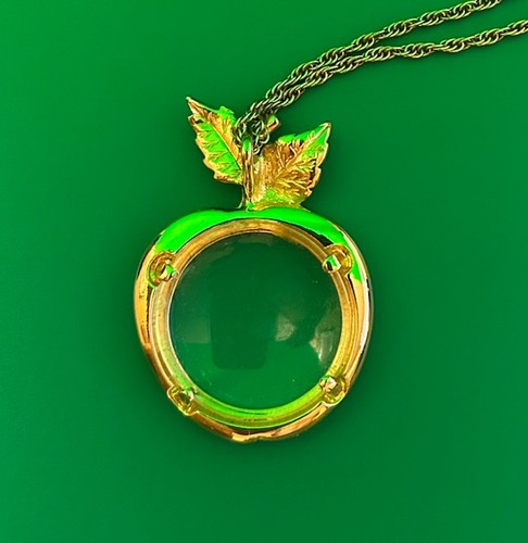 Avon Vintage 70’s Apple Magnifying Glass Pendant 32” Necklace