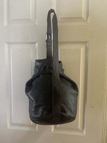 Bolso de hombro Acosta de cuero negro estilo cubo con acento de costuras rojas - Imagen 6 de 13