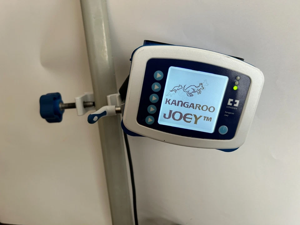 Bomba Covidien Kangaroo Joey con abrazadera de poste y adaptador de corriente con BOLSAS GRATIS PROBADAS Foto 3 de 4