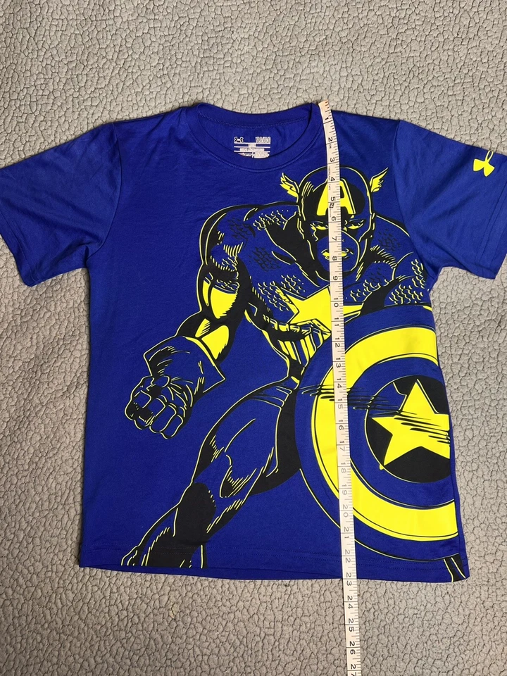 Camiseta Under Armour X Marvel azul y amarilla niños pequeños talla grande  Foto 4 de 4