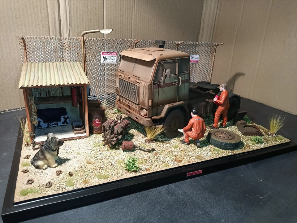 1/10 DIORAMA CON VITRINA DE CAMION VOLVO F88 1971 MCG MCG18141 1:18 CON 3 FIGURA - Imagen 3 de 4