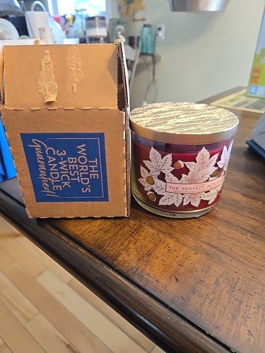 New Bath And Body Works 3-Wick The Perfect Autumn Candle 14.5 Ounce - Picture 4 of 5