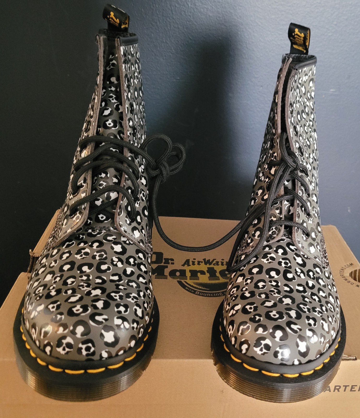 NEW DR. MARTENS 1460 WOMEN'S LOUD LEOPARD SMOOTH LEATHER LACE UP BOOTS  US 9 image 2