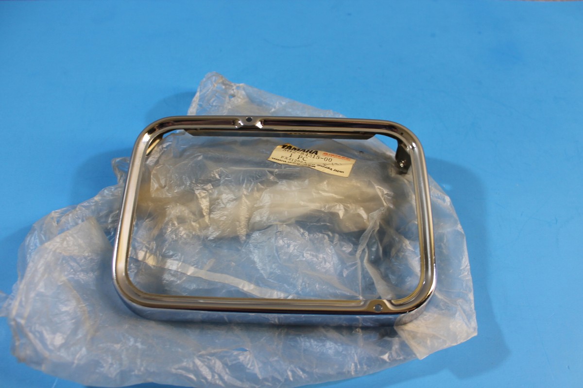 小豆様 NOS Genuine YAMAHA 1981-1983 XJ750R HEADLIGHT RIM OEM # 5G2-84315