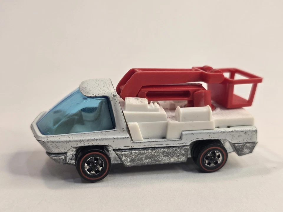 Hot Wheels Redline 1969 Heavyweights Snorkel HK White Enamel Bucket Lift Truck  - Image 4 of 4