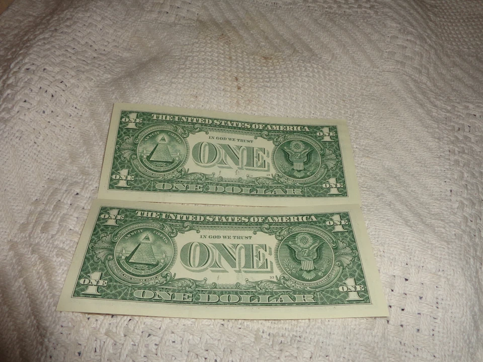 lot of 2 sequential serial numbered notes 61968327/61968326 excess ink down low - Image 2 of 2