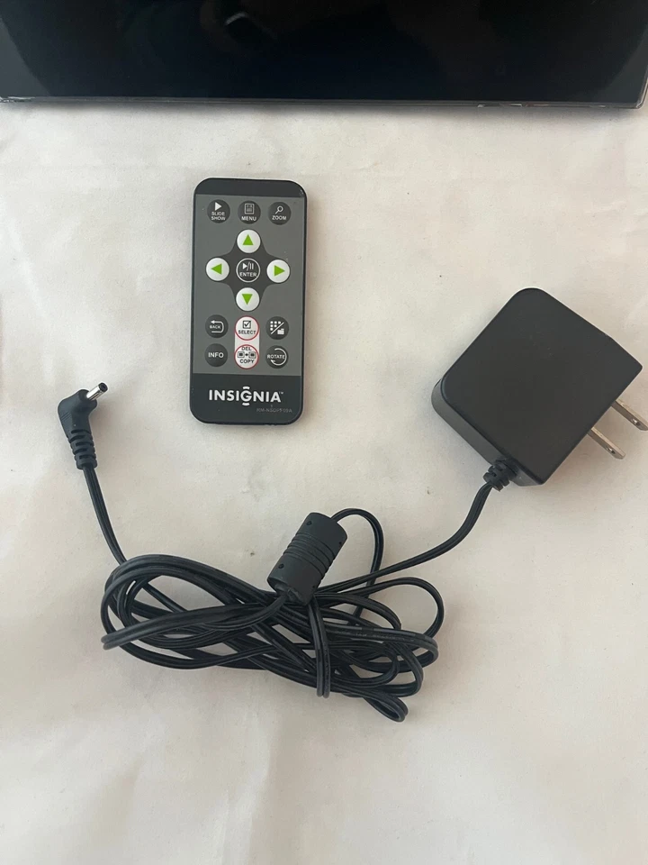 Insignia NS-DPF7 7" Digital Picture Frame - VG Condition - It's been checked - Image 4 of 4