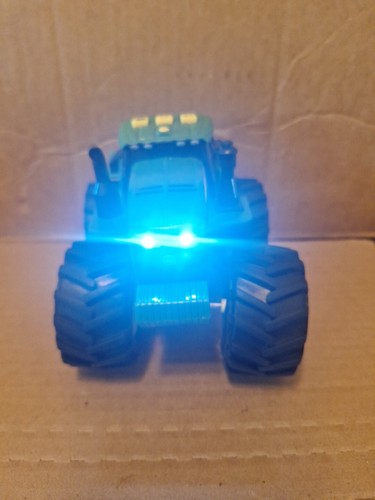 John Deere Monster Treads Lights And Sounds 4WD Tractor TOMY Kids Toy Green 3+ - Picture 6 of 7