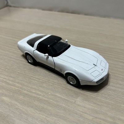 Welly 82 Chevy CORVETTE 4.75 Inches Long White 43716 Car