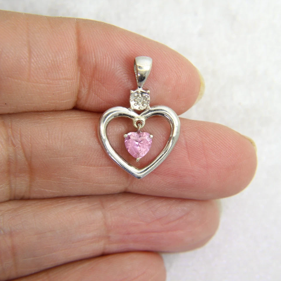 Colgante de diamantes de zafiro rosa de oro blanco de 9 quilates Foto 3 de 4