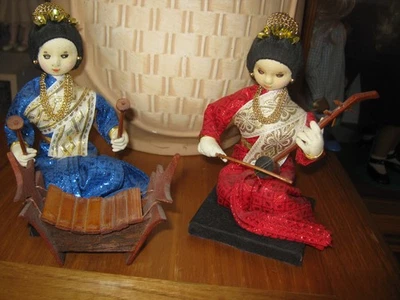 2 POUPEES DE PAYS MUSICIENNES DE PATTAYA SUR SOCLE EN BOIS - Photo 1/2