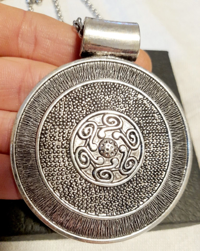 Collana con GRANDE CIONDOLO ETNICO in ARGENTO TIBETANO - Immagine 2 di 4