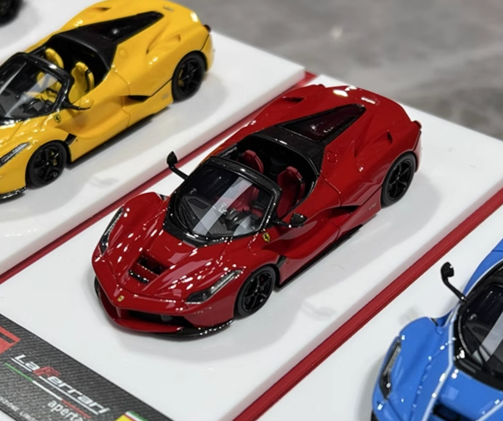 DMH 1:64 Red Laferrari Aperta Convertible Sports Model DMH 1:64 Red Laferrari Aperta Convertible Sports Model