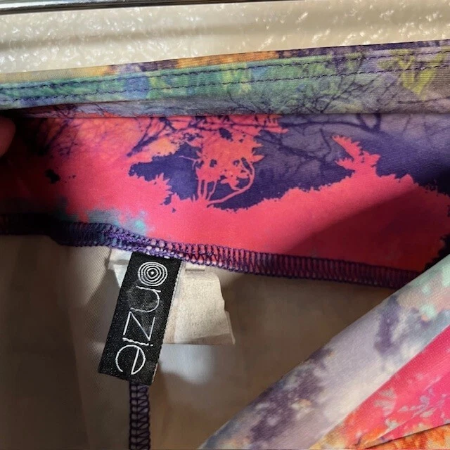 Leggings Onzie para mujer pequeños medianos coloridos arte yoga recortados 19" Foto 3 de 4
