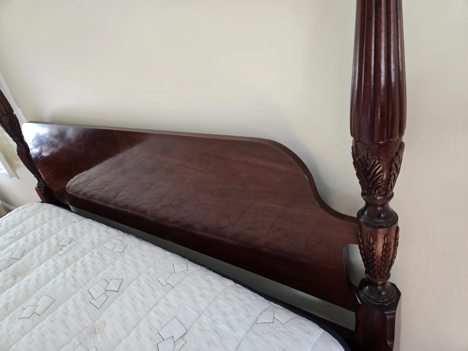 EXCEPTIONAL signed BAKER contemporary KING SIZE MAHOGANY POST TESTER BED - Image 4 of 4
