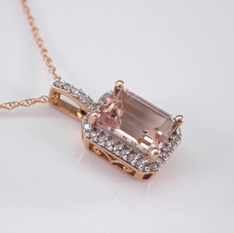 Colgante con halo de morganita de corte esmeralda de 3 quilates enchapado en oro rosa de 14 quilates Chai de 18" Foto 2 de 4