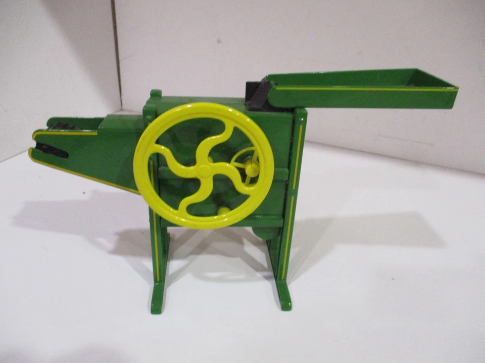 Ertl Green and Yellow John Deere Corn Sheller 1:8 Scale #5060 - Image 4 of 4