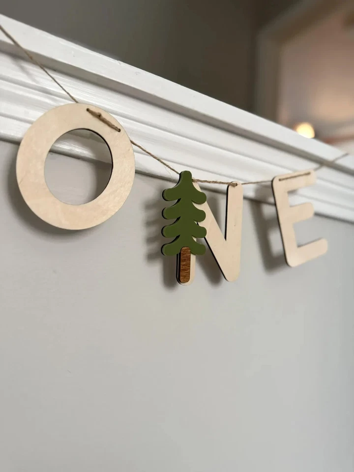 Banner de silla alta de primer cumpleaños con tema de camping - decoración de fiesta de madera y acrílico Foto 2 de 4