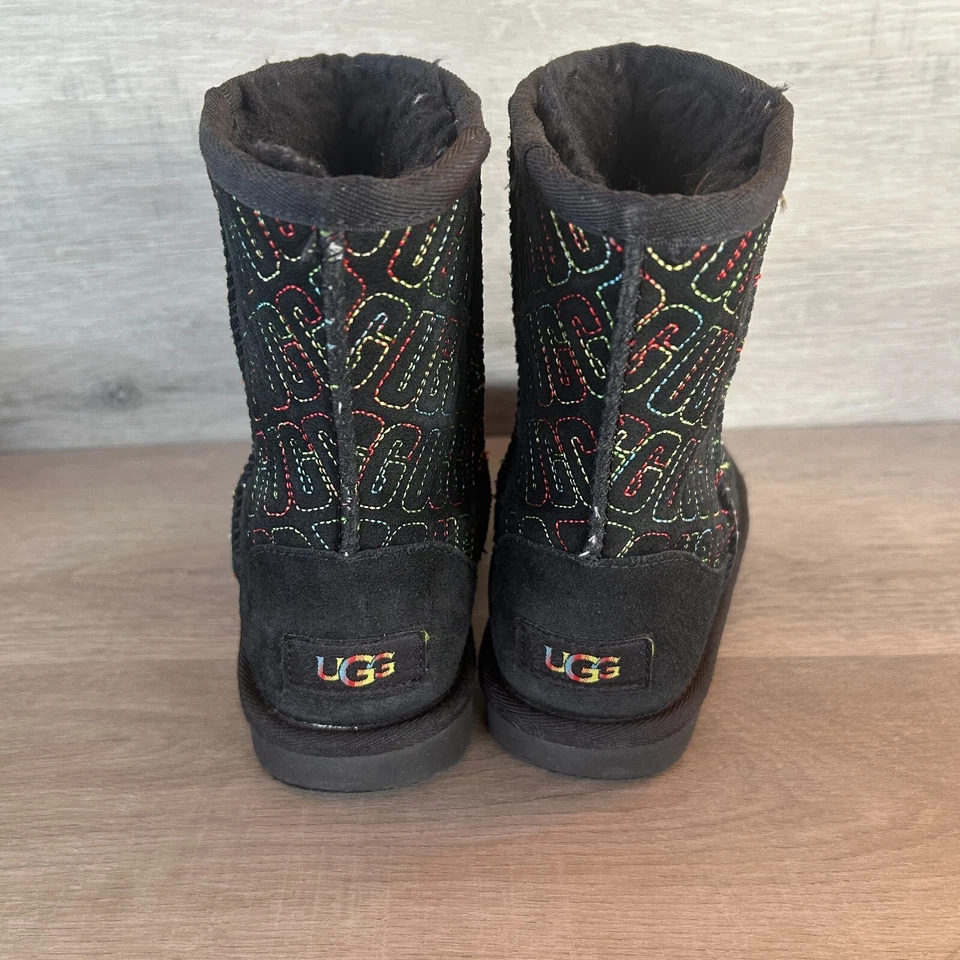 Botas UGG Classic II Puntada Gráfica Niñas Talla 1 Foto 3 de 4