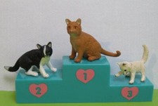 vtg PUPPY IN MY POCKET DOG 1st PLACE WINNERS AWARDS STAND w/3 KITTY LOT