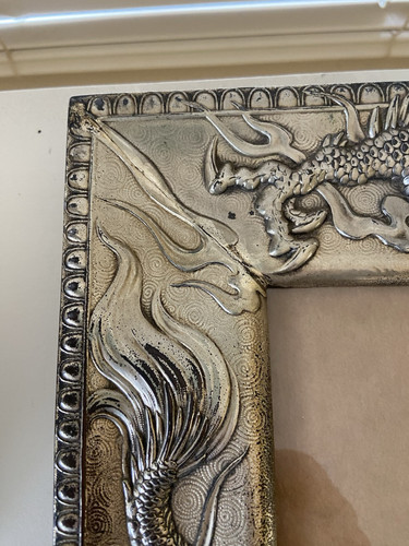 Antiguo HERMOSO Marco de Dragón Chino Asiático de Metal Martillado Soporte con Vidrio Plateado - Imagen 14 de 21