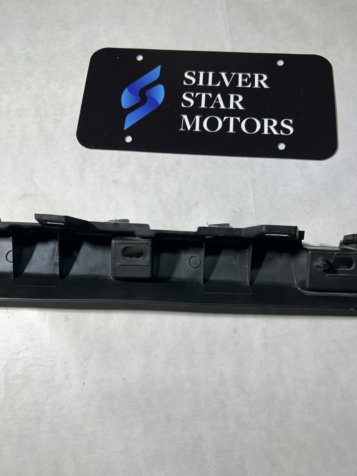 AUDI R8 COUPE OEM LEFT Front SIDE Skirt Rocker Panel Mount Bracket 420853921
