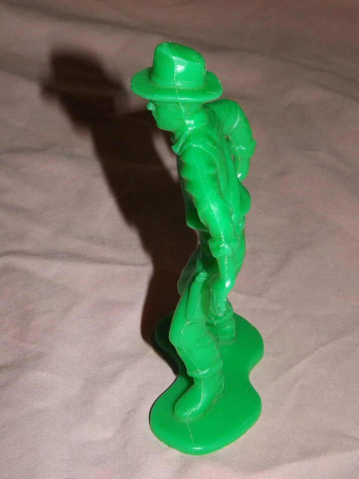 VINTAGE 1960-70S TIM MEE TOYS 5 1/4" GREEN  PLASTIC COWBOY  GUNFIGHTER - Image 2 of 4
