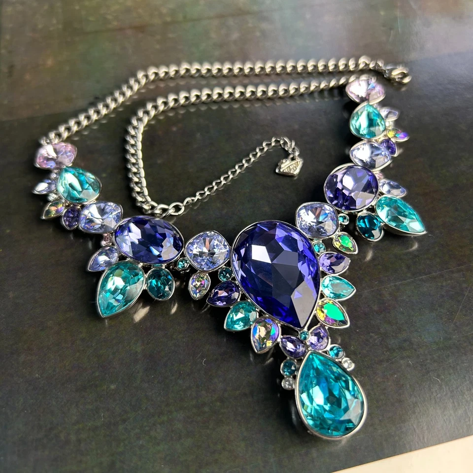 Collar focal ajustable SWAROVSKI grande enchapado en plata con múltiples cristales Foto 2 de 4