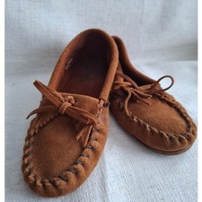 Minnetonka Suede Moccasins Kilty Hardsole Big Kids Size 4 -- Boho Indie Natural