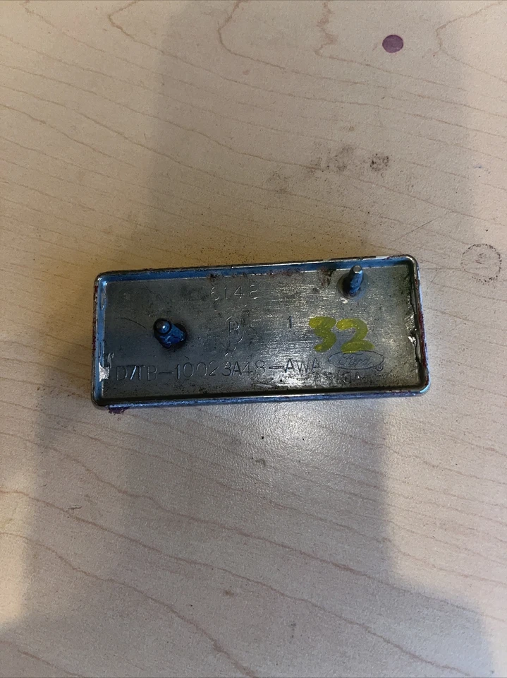 1967 Ford XLT пикап эмблема деталь #D7TB-10023A48-AWA - Изображение 2 из 2