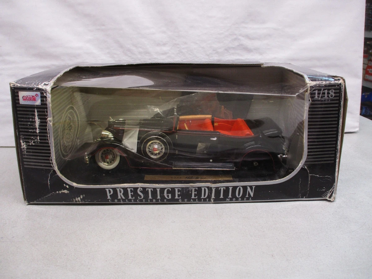 1930 Packard LeBaron 1:18-Scale Diecast Car With A Blue Two-Tone Paint Finish And Whitewall Tires