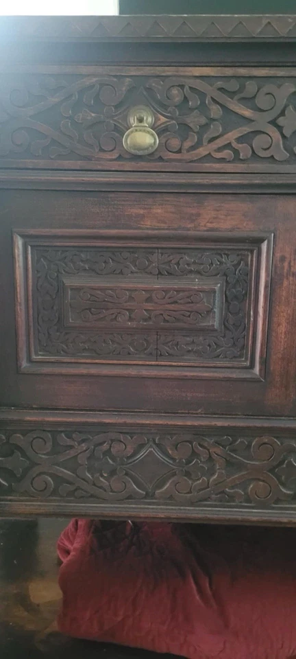 Antiguo aparador chileno tallado a mano Foto 4 de 4