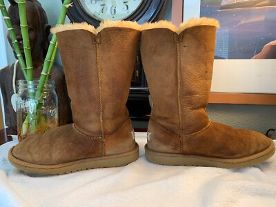 靴 UGG  Australia   BAILEY BUTTON triple UGG BAILEY BUTTON TRIPLET II CHESTNUT SHEEPSKIN WOMEN`S