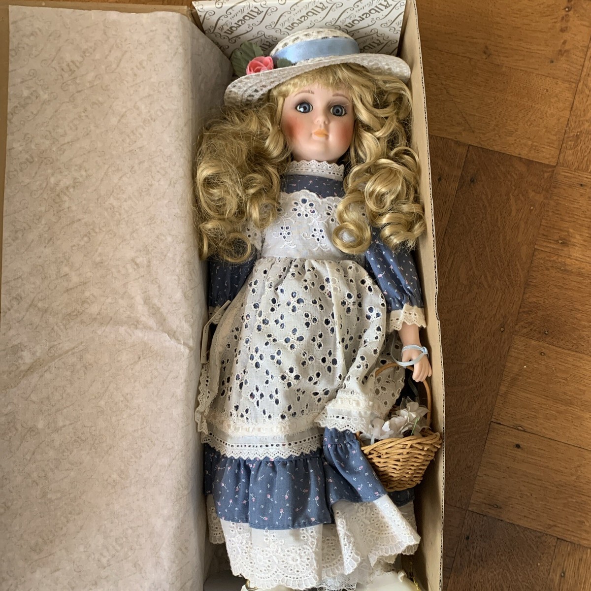 英国製Alberon Collector's Porcelain Doll Alberon collector's porcelain doll - 'Alice'. Model 456. Height 39cm.