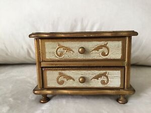 Featured image of post Vintage Wooden Japanese Jewelry Box / The box itself is black lacquer with a red landscape.