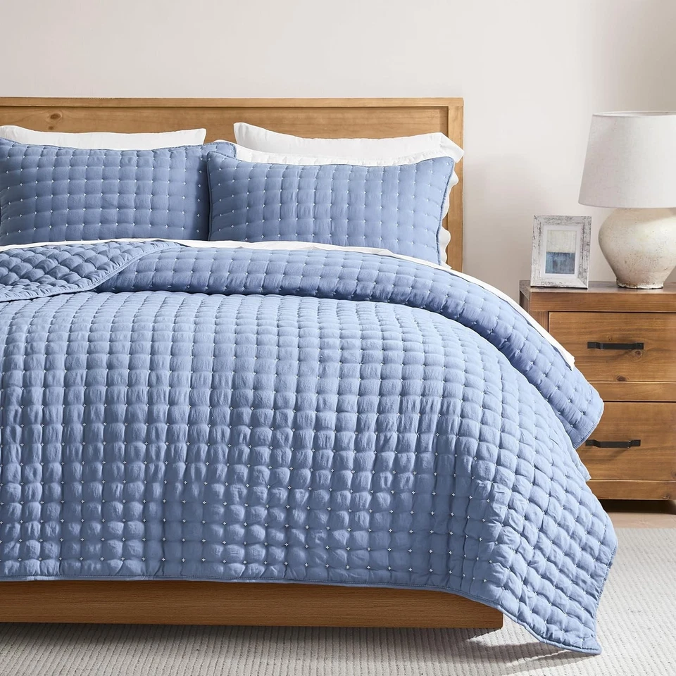 Luxurious California King Quilt Set in Blue - 3 Piece Lightweight Bedspread - Image 3 of 4