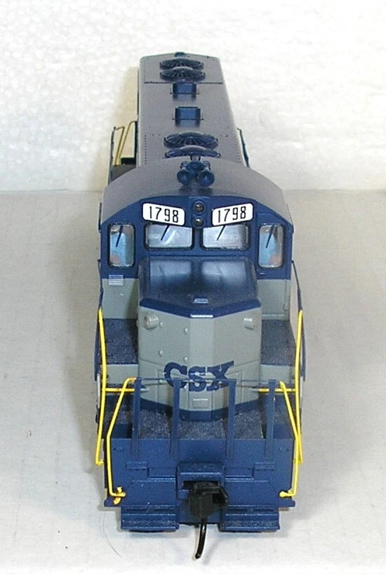 Walthers Mainline EMD GP9 Phase II w/ Chopped Nose CSX 1798, DCC Ready, HO - Image 3 of 4