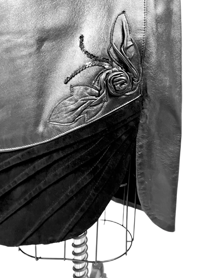 复古 80 年代黑色皮革铅笔裙麂皮绒褶边下摆花卉贴花 Glam S — 第 4/4 张图片