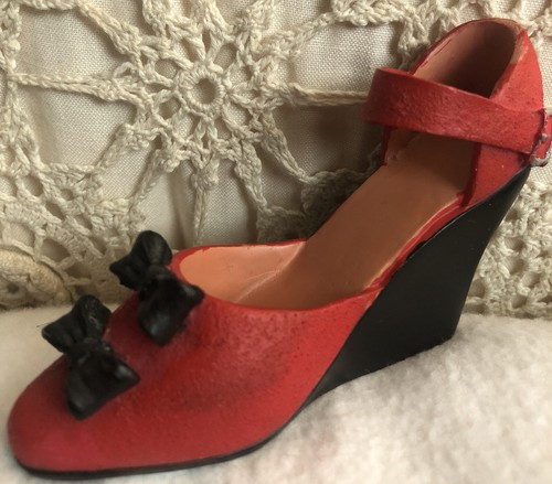 Vintage 1999 My Treasure Collectible Mini High Heel Resin Shoe RED/black Sole - Picture 10 of 12