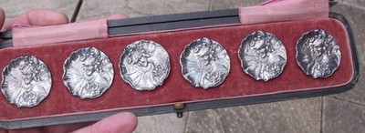 EIN SATZ VON SECHS STERLINGSILBER KNÖPFEN BIRMINGHAM 1901 JUGENDSTIL IN BOX.