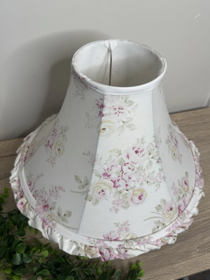 Pantalla SIMPLY SHABBY CHIC ROSA BRITÁNICA Rosa/Blanco RACHEL ASHWELL 14”x9”x5” Foto 2 de 4